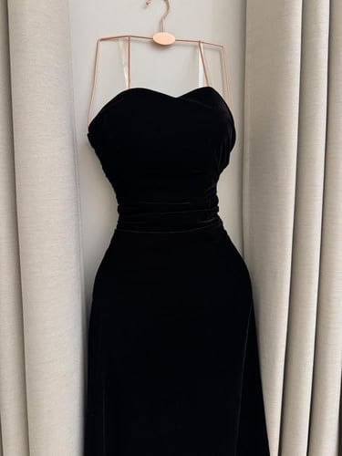 فستان اسود مخملي راقي بشال دانتل