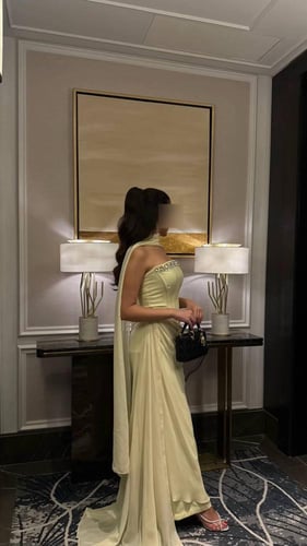 فستان ليموني مع شال وتطريز يدوي