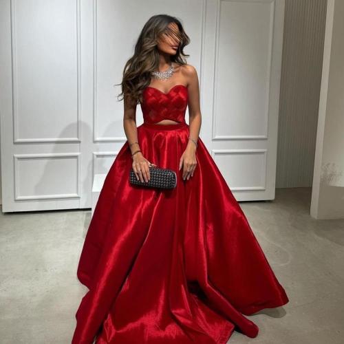 فستان احمر انيق بفتحه صغيره عند الخصر