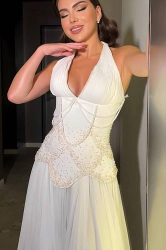 فستان ابيض بسلاسل وتطريز يدوي