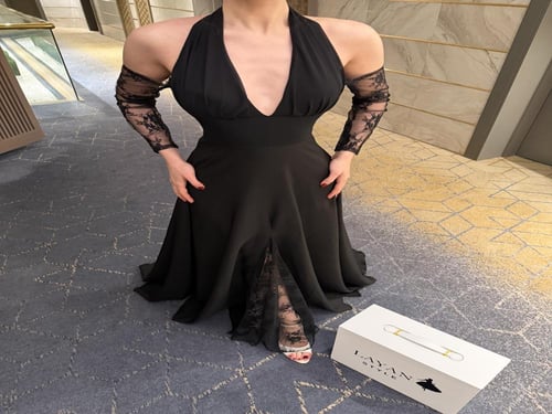 فستان اسود فتحه بدانتل ناعم