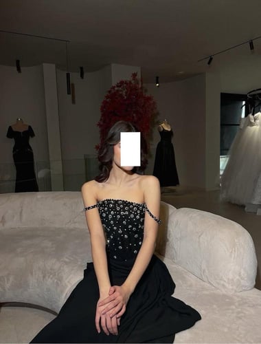 فستان اسود بتطريز يدوي