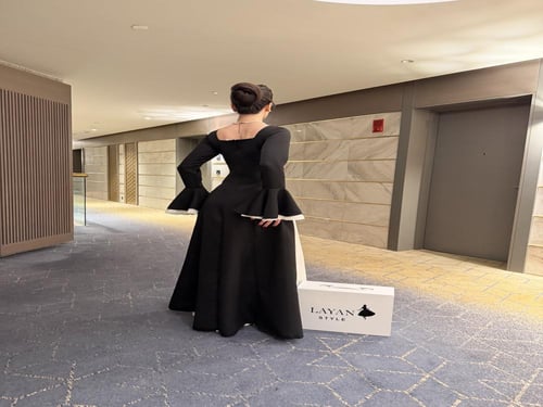 فستان طويل يجي بلونين الابيص ولاسود