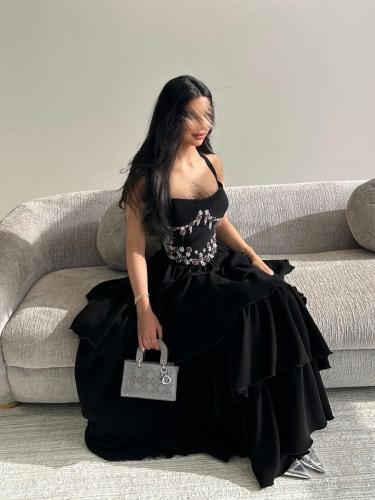 فستان اسود مطرز