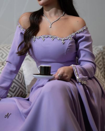 فستان موف بتطريز على الصدر