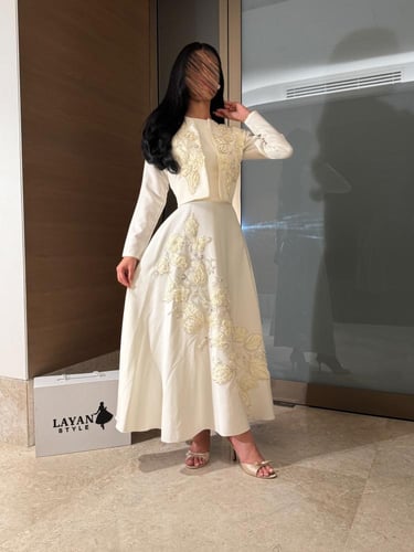 فستان ابيض مع تل مطرز راقي