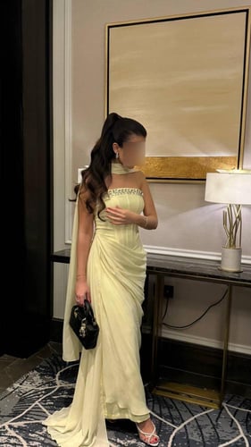 فستان ليموني مع شال وتطريز يدوي