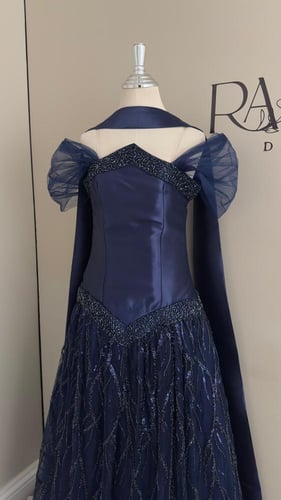 فستان سهرة بلون الحكلي