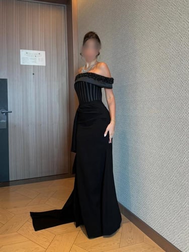 فستان اسود بتطريز يدوي