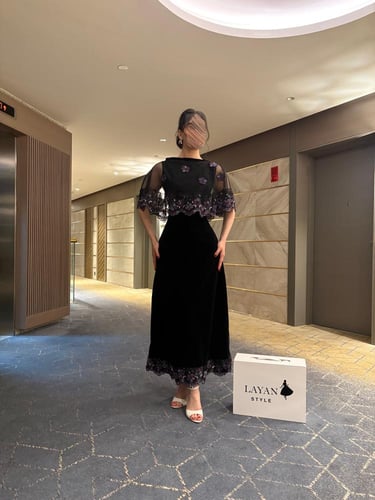 فستان اسود انيق مورد