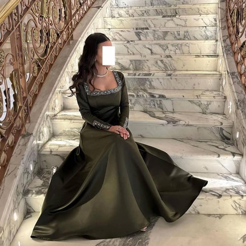 فستان بتطرر يدوي على الاكمام ورقبة