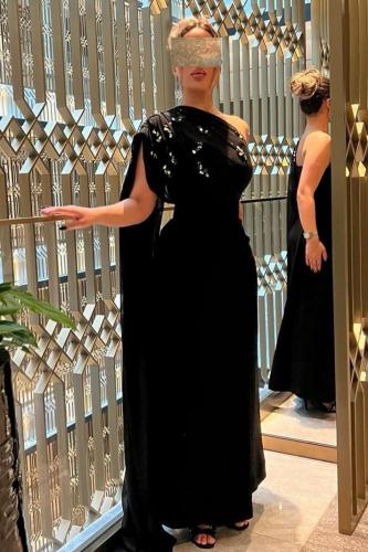 فستان اسود بشال على الكتف