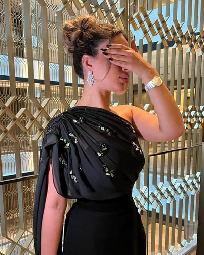 فستان اسود بشال على الكتف