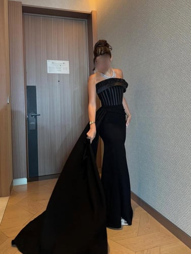 فستان اسود بتطريز يدوي