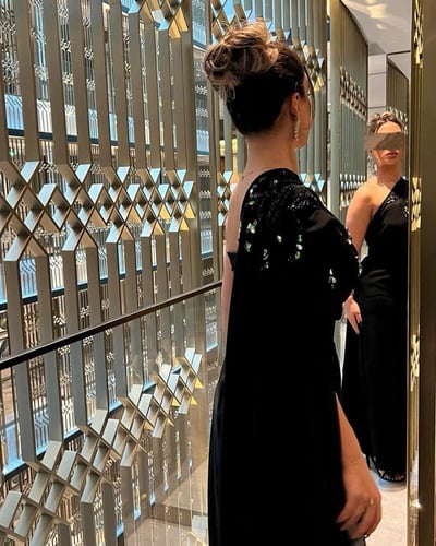 فستان اسود بشال على الكتف