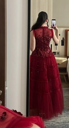 فستان احمر فاخر بتطريز يدوي