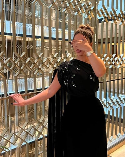 فستان اسود بشال على الكتف