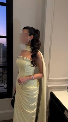 فستان ليموني مع شال وتطريز يدوي