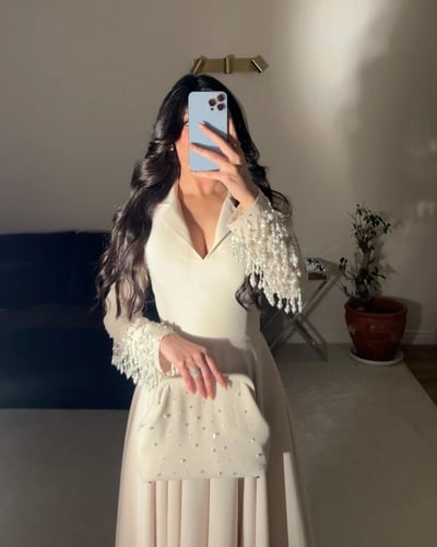 فستان بيج بفصوص على الاكمام وشنطه تجي مع الطلب