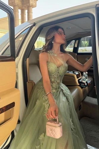 فستان سهرة انيق بلون مميز