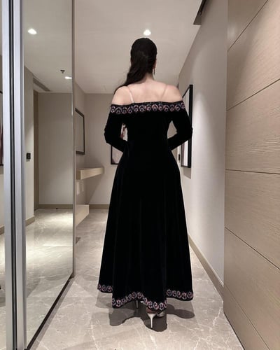 فستان اسود مخملي اوف شولدر كم طويل
