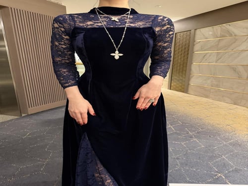 فستان مخمل كحلي مع دانتل