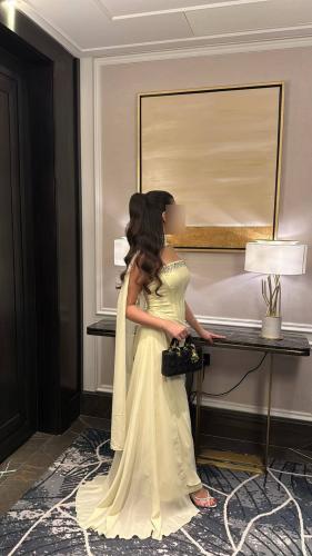 فستان ليموني مع شال وتطريز يدوي