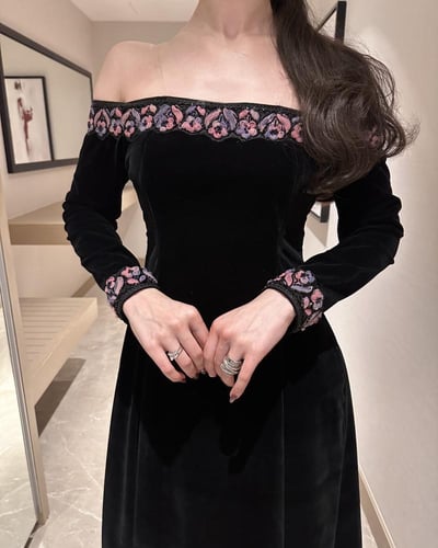 فستان اسود مخملي اوف شولدر كم طويل