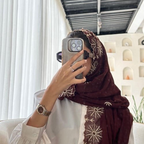 طرحة مطرزة بطرف