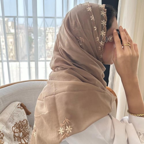 طرح مطرزة بطرف