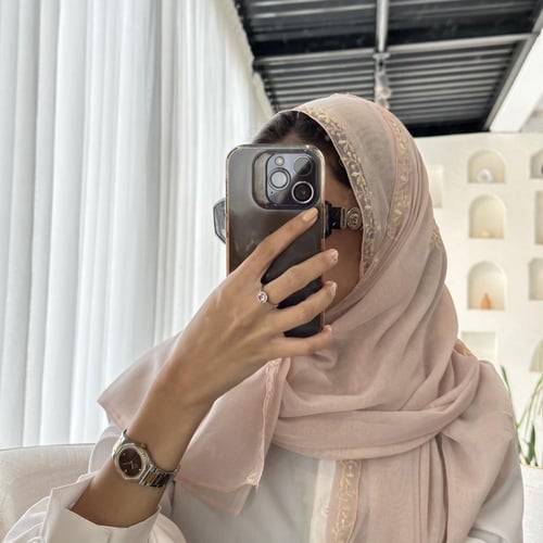 طرحة مطرزة بطرف