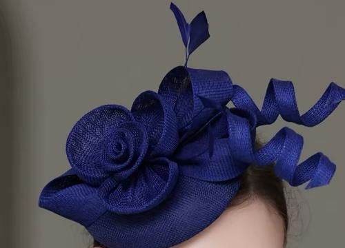 قبعة مُميزه بلون النيلي