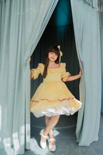 فستان كريمي مطرز