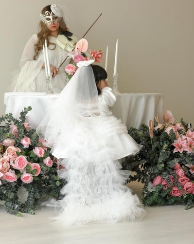 فستان ابيض راقي بشك يدوي