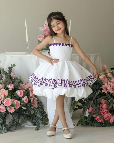 فستان ابيض انيق ممزوج بتطريز موف