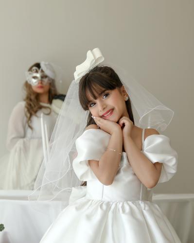 طرحه بيضاء مزينه بالفيونكه