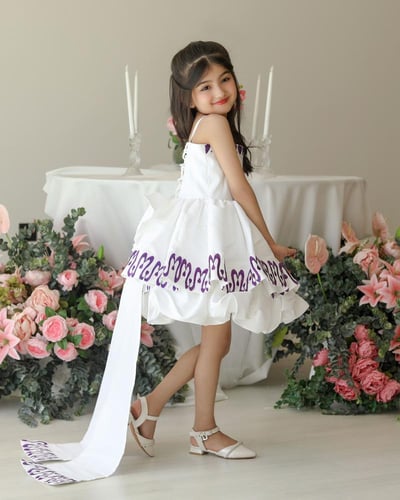 فستان ابيض انيق ممزوج بتطريز موف