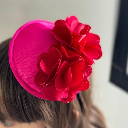 قبعه فوشي مزينه بوردات حمراء