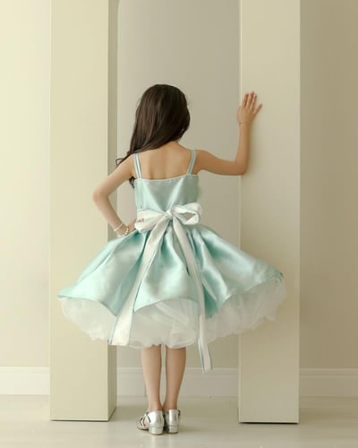 فستان تفاحي زاهي مزين بالؤلؤ الأبيض