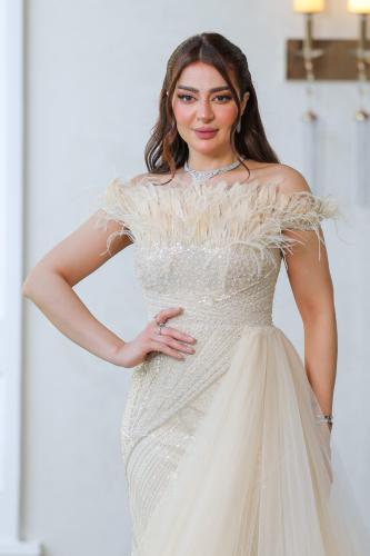 فستان سهره بقصة صدر ريش وذيل جانبي