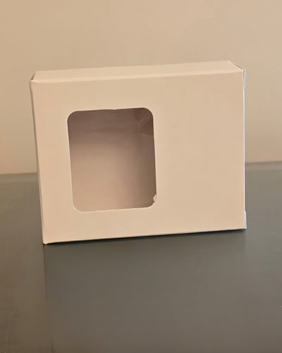 علب كرتون بنافذة