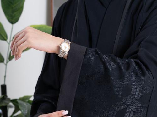 عباءة تأتي بتصميم أسود ناعم مزود بخطوط جانبية بارز...