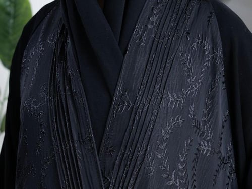 عباءة تنبض بالأناقة والبساطة في آن واحد