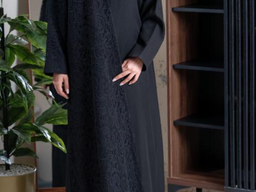 عباءة الفاخرة تتميز بتطريز بارز بنقشة وردية أنيقة