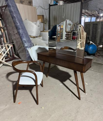 تسريح مع مرايه ثلاثيه وكرسي خشب