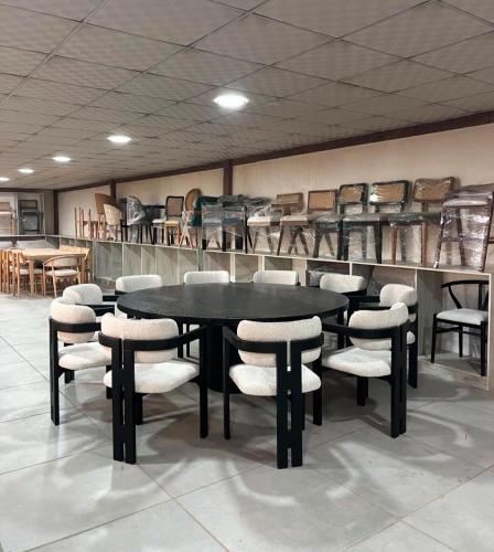طاولات طعام مع 10 كرسي