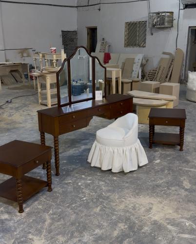 تسريحه مع مرايه و2 كومودينا وكرسي نيو كلاسيك