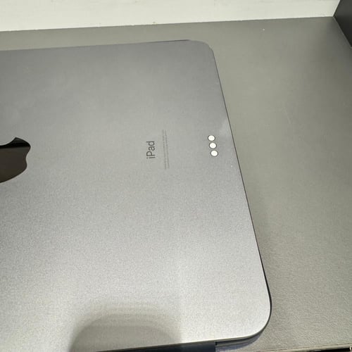 ايباد برو 11 سنة 2020 سعه 128 نسبة البطارية 84% مس...