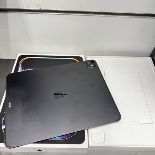 ايباد برو 13 -أنش معالج M4 سعة 512GB سنة 2024 مستخ...