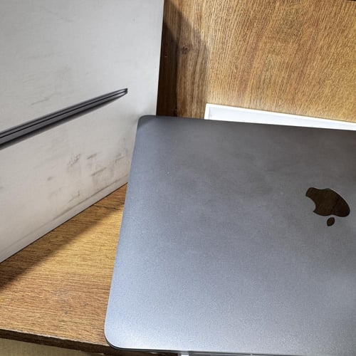 ماك بوك اير 2020 معالج M1 سعه 256 الرام 8 مستعمل ن...